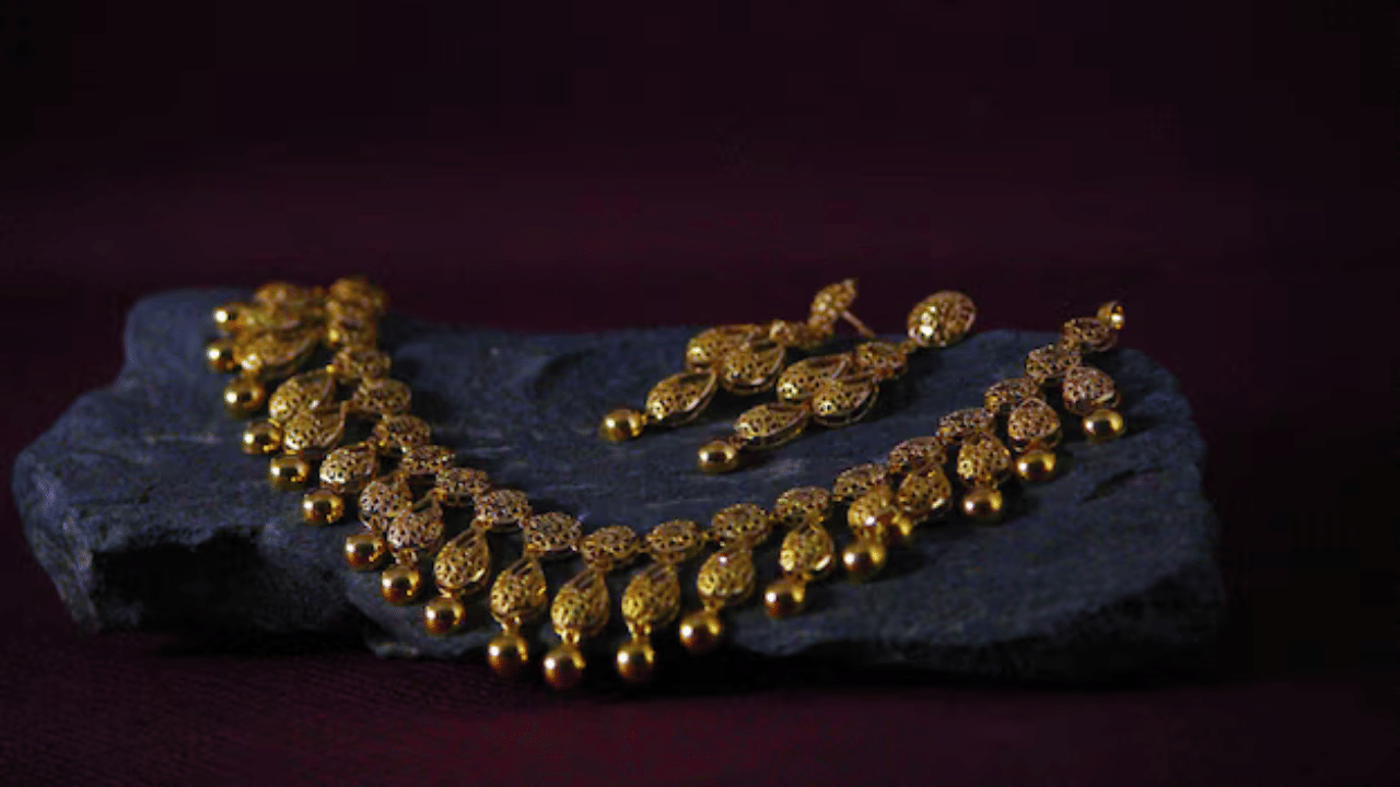 ഒക്ടോബർ മാസം അവസാനത്തോടെ സ്വർണ വില 60000ത്തിനോട്  അടുത്തിരുന്നു. പിന്നീട് താഴേക്ക് എത്തി. സെപ്റ്റംബർ 20 നാണ് ആദ്യമായി സ്വർണവില 55000 കടന്നിരുന്നത്. പിന്നീട് ഇങ്ങോട്ട് വിലയ കുതിച്ചുചാട്ടമാണ് ഉണ്ടായത്. (Image Credits: Freepik)