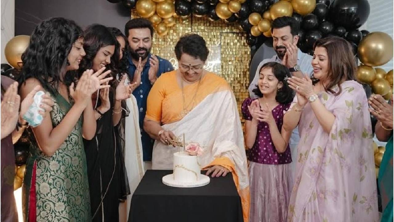 സപ്തതി ആഘോഷിക്കുന്ന മല്ലികയ്ക്ക് പ്രത്യേക ആശംസകൾ നേർന്നുകൊണ്ടാണ് ഇന്ദ്രജിത്തും പൃഥ്വിരാജും അടങ്ങുന്ന കുടുംബം ഒത്തുചേർന്നത്. പൂർണിമ ഇന്ദ്രജിത്ത്, സുപ്രിയ പൃഥ്വിരാജ്, പേരക്കുട്ടികളായ പ്രാർഥന, നക്ഷത്ര, അലംകൃത എന്നിവരും ആഘോഷപരിപാടികളിൽ ഒത്തുചേർന്നു.(Image credits: instagram)