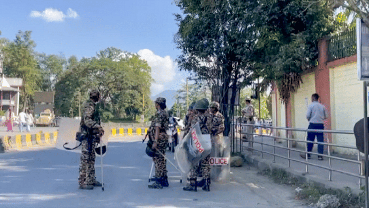 Manipur Violence: മണിപ്പൂരിൽ സംഘർഷം കനക്കുന്നു; മന്ത്രിമാരുടെയും എംഎൽഎമാരുടെയും വീടുകൾ ആക്രമിക്കപ്പെട്ടു Manipur Violence: മണിപ്പൂരിൽ സംഘർഷം കനക്കുന്നു; മന്ത്രിമാരുടെയും എംഎൽഎമാരുടെയും വീടുകൾ ആക്രമിക്കപ്പെട്ടു