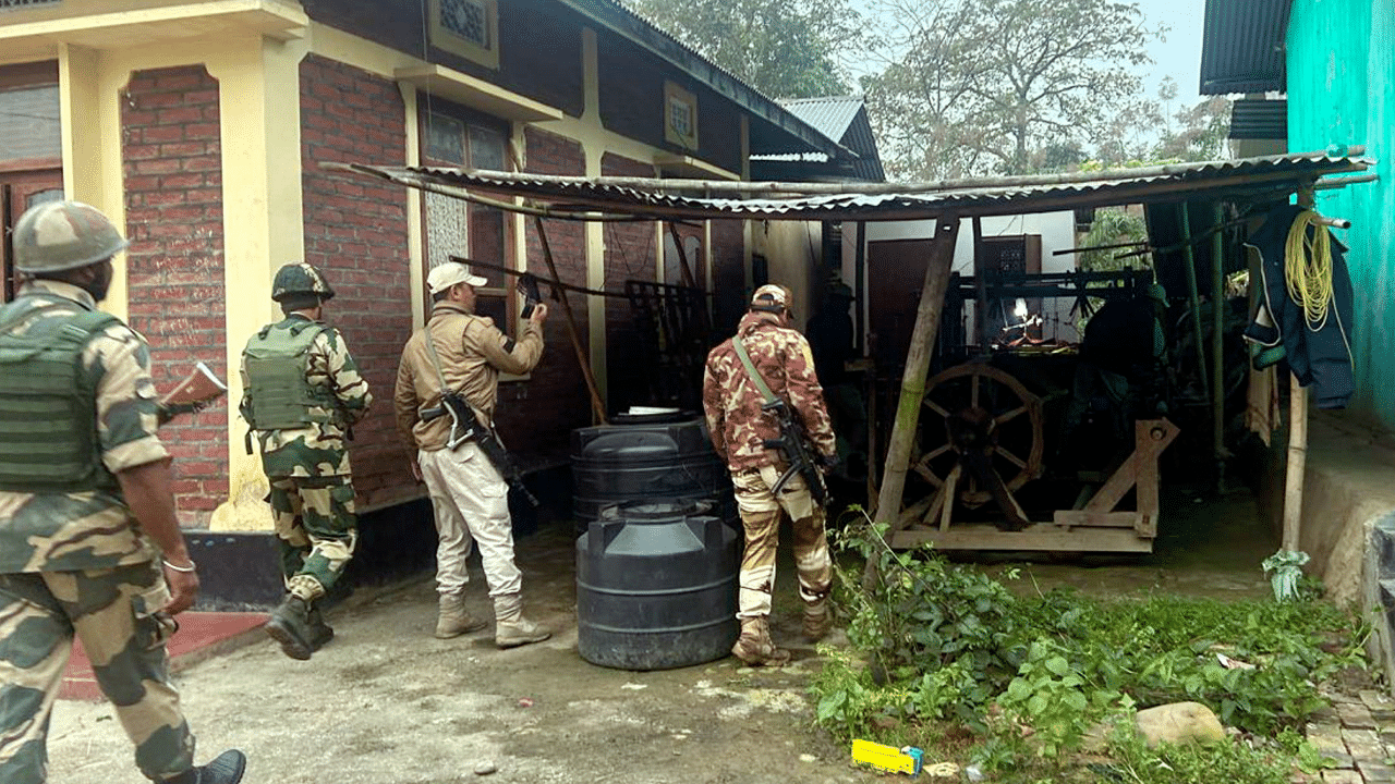 Manipur Violence: മണിപ്പുരിൽ രണ്ടുപേർ വെന്തുമരിച്ച നിലയിൽ; പ്രദേശത്ത് നിരോധനാജ്ഞ Manipur Violence: മണിപ്പുരിൽ രണ്ടുപേർ വെന്തുമരിച്ച നിലയിൽ; പ്രദേശത്ത് നിരോധനാജ്ഞ