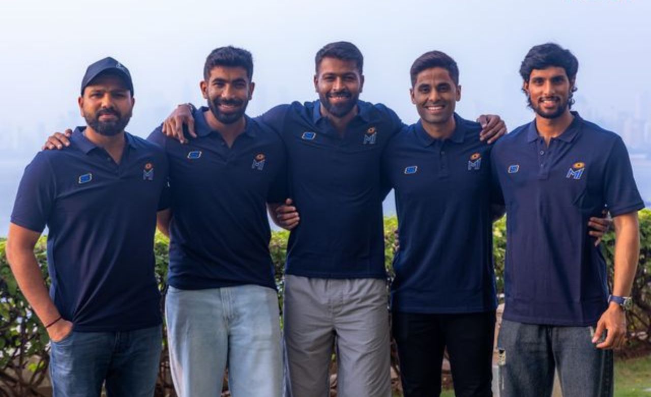 ക്യാപ്റ്റന് ഹാര്ദിക് പാണ്ഡ്യ, രോഹിത് ശര്മ്മ, ജസ്പ്രീത് ബുമ്ര, സൂര്യകുമാര് യാദവ്, തിലക് വര്മ എന്നിവരെയാണ് അടുത്ത സീസണിലേക്കും മുംബെെ തങ്ങൾക്ക് ഒപ്പം കൂട്ടിയത്. 65 കോടി നൽകിയാണ് ഈ താരങ്ങളെ ടീം നിലനിർത്തിയിരിക്കുന്നത്. (Image Credits: Mumbai Indians)