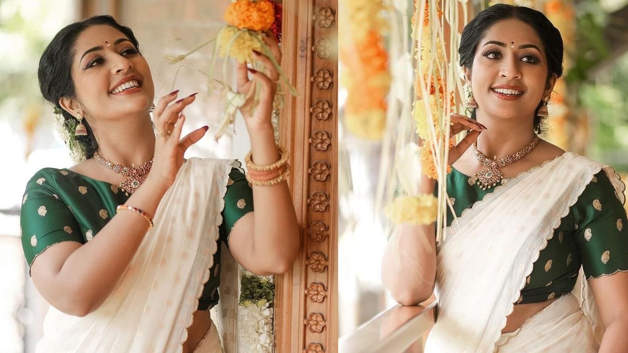 മലയാളികളുടെ ഇഷ്ട നടിയാണ് നവ്യ നായര്‍. ഇഷ്ടം എന്ന ചിത്രത്തിലൂടെ മലയാള സിനിമയിലേക്കെത്തിയ താരത്തെ ഇരുകയ്യും നീട്ടിയാണ് പ്രേക്ഷകര്‍ സ്വീകരിച്ചത്. മലയാളത്തിന് പുറമേ മറ്റ് തെന്നിന്ത്യന്‍ ഭാഷകളിലും താരം അഭിനയിച്ചിട്ടുണ്ട്. (Image Credits: Instagram)