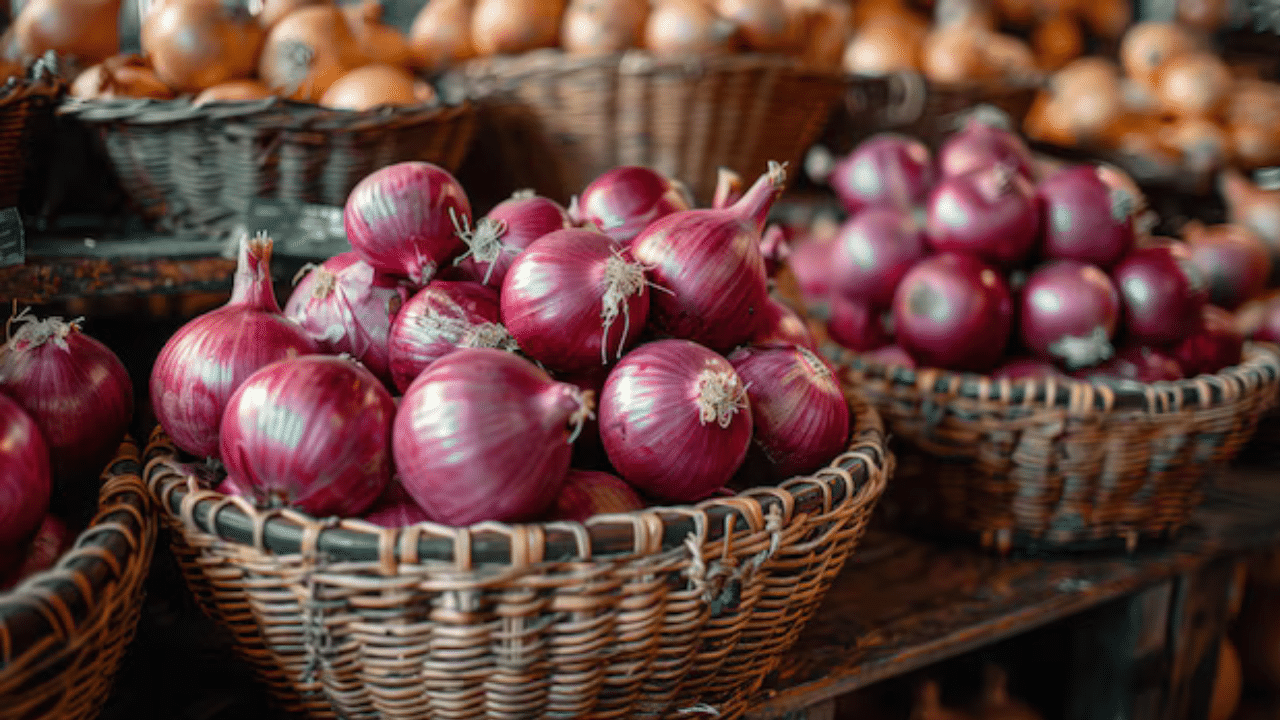 Onion Price Hike: സ്വർണം മാറി നിൽക്കും; കുതിച്ചുയർന്ന് സവാള വില... ബോധം പോവരുത്