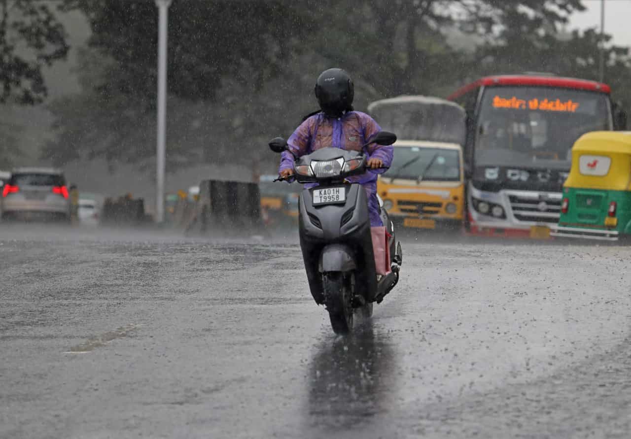 Kerala Rain Alert: കുട കരുതിക്കോളൂ: സംസ്ഥാനത്ത് ഇന്നും ഒറ്റപ്പെട്ടയിടങ്ങളിൽ മഴയ്ക്ക് സാധ്യത; സന്നിധാനത്തും പമ്പയിലും ഇടിമിന്നൽ; 4 ജില്ലകളിൽ യെല്ലോ അലർട്ട് Kerala Rain Alert: കുട കരുതിക്കോളൂ: സംസ്ഥാനത്ത് ഇന്നും ഒറ്റപ്പെട്ടയിടങ്ങളിൽ മഴയ്ക്ക് സാധ്യത; സന്നിധാനത്തും പമ്പയിലും ഇടിമിന്നൽ; 4 ജില്ലകളിൽ യെല്ലോ അലർട്ട്