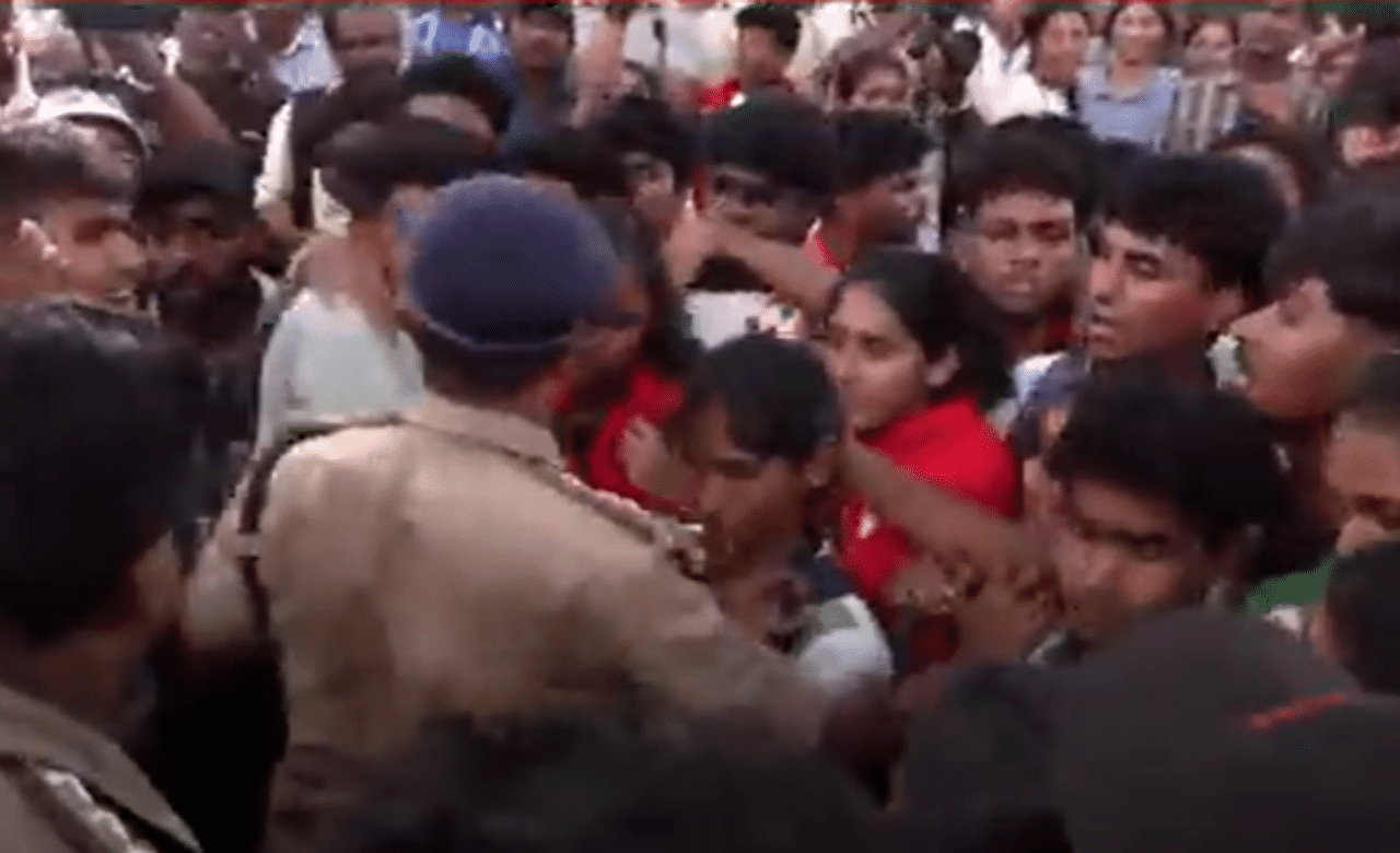 Kerala School Sports Meet: കാക്കിക്ക് എന്ത് കൗമാരം! കായികമേളയിൽ കയ്യാങ്കളി, സമാപന ചടങ്ങിൽ സംഘർഷം