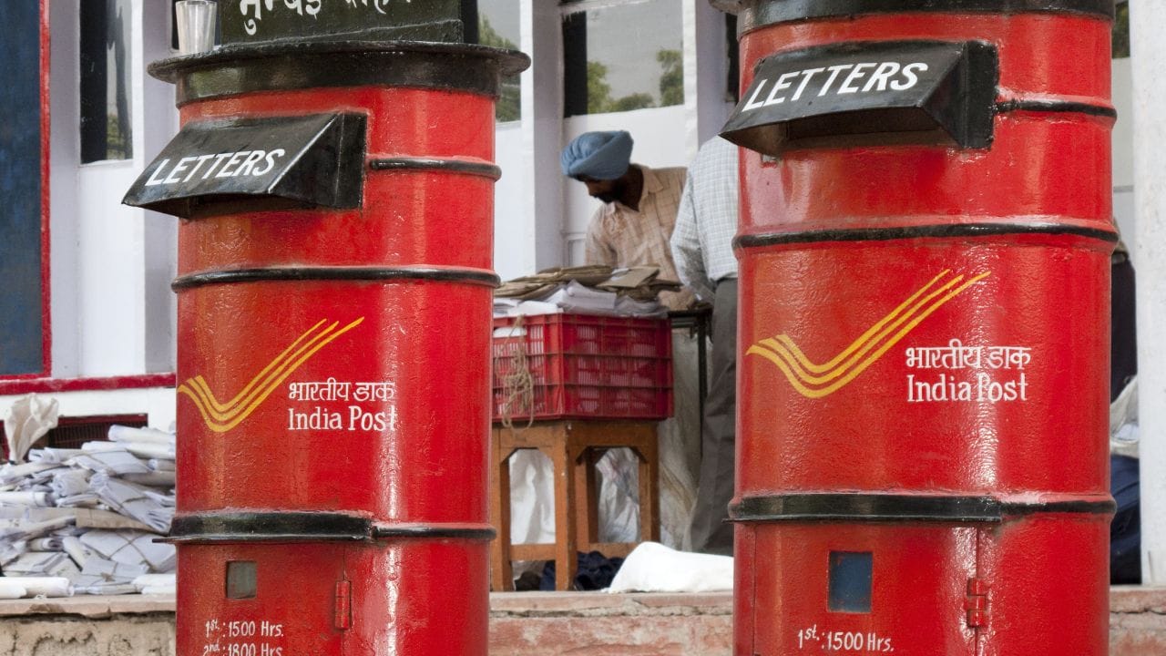 സാധാരണക്കാര്‍ക്കായി പോസ്റ്റ് ഓഫീസ് നിരവധി നിക്ഷേപ പദ്ധതികളാണ് ഒരുക്കിയിട്ടുള്ളത്. സുരക്ഷിതമായ നിക്ഷേപത്തിനൊപ്പം മികച്ച വരുമാനം നല്‍കുന്നതാണ് പോസ്റ്റ് ഓഫീസ് നിക്ഷേപ പദ്ധതികള്‍. പോസ്റ്റ് ഓഫീസ് നിക്ഷേപ പദ്ധതികളില്‍ ഏറ്റവും കൂടുതല്‍ ആവശ്യക്കാരുള്ളത് ആര്‍ഡിക്കാണ്. (Frank Bienewald/LightRocket via Getty Images)