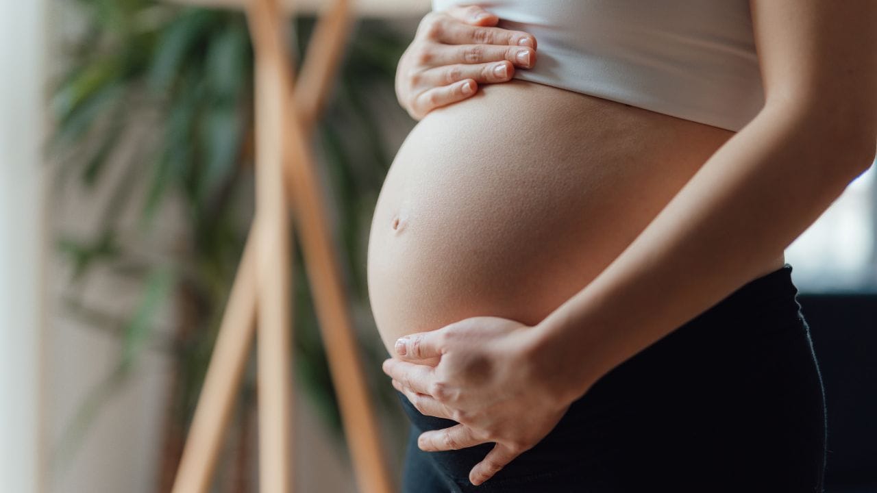 പെട്ടെന്ന് ഒരു ദിവസം അവിവാഹിതയായ യുവതിയുടെ ഫോണിലേക്ക് നിങ്ങൾ ഗർഭിണിയാണെന്ന് മെസേജ് ലഭിച്ചാൽ പിന്നെ അവിടെ എന്താകും സ്ഥിതി? ഊഹിക്കാൻ പോലും സാധിക്കില്ല. (Oscar Wong/Getty Images)
