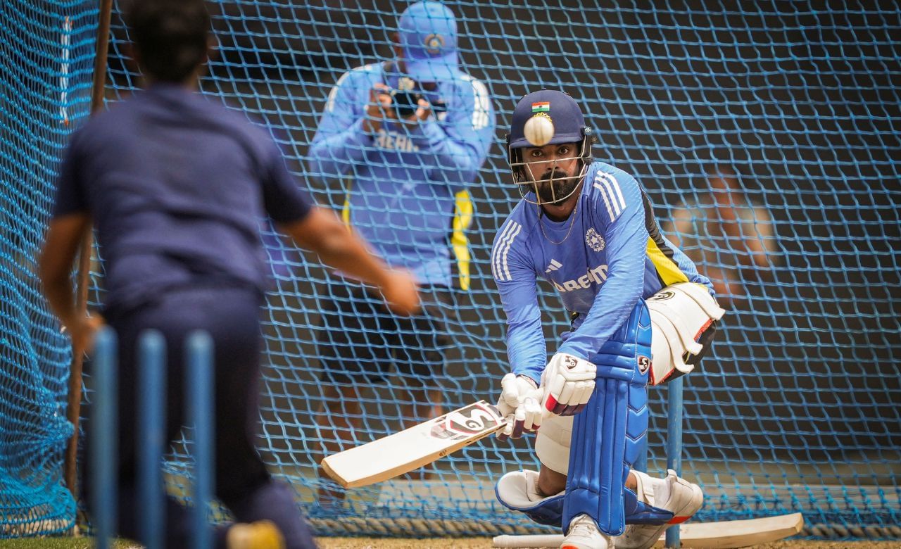 വിക്കറ്റ് കീപ്പർ ബാറ്ററാണ് രാഹുൽ. ടീമിന്റെ നായക സ്ഥാനവും ഏൽപ്പിക്കാൻ കഴിയുന്ന വ്യക്തി. ചെന്നെെയ്ക്ക് ധോണിയുടെ പിൻഗാമിയെ ആവശ്യമാണ്. ഒരു ഇന്ത്യൻ താരമാണ് പകരക്കാരനായി എത്തുന്നതെങ്കിൽ നന്നായിരിക്കും. താരലേലത്തിൽ രാഹുലിനെ സ്വന്തമാക്കാൻ ചെന്നൈ ശ്രമിക്കും.' ആകാശ് ചോപ്ര തന്റെ യുട്യൂബ് ചാനലിൽ പറഞ്ഞു. (Image Credits: PTI)