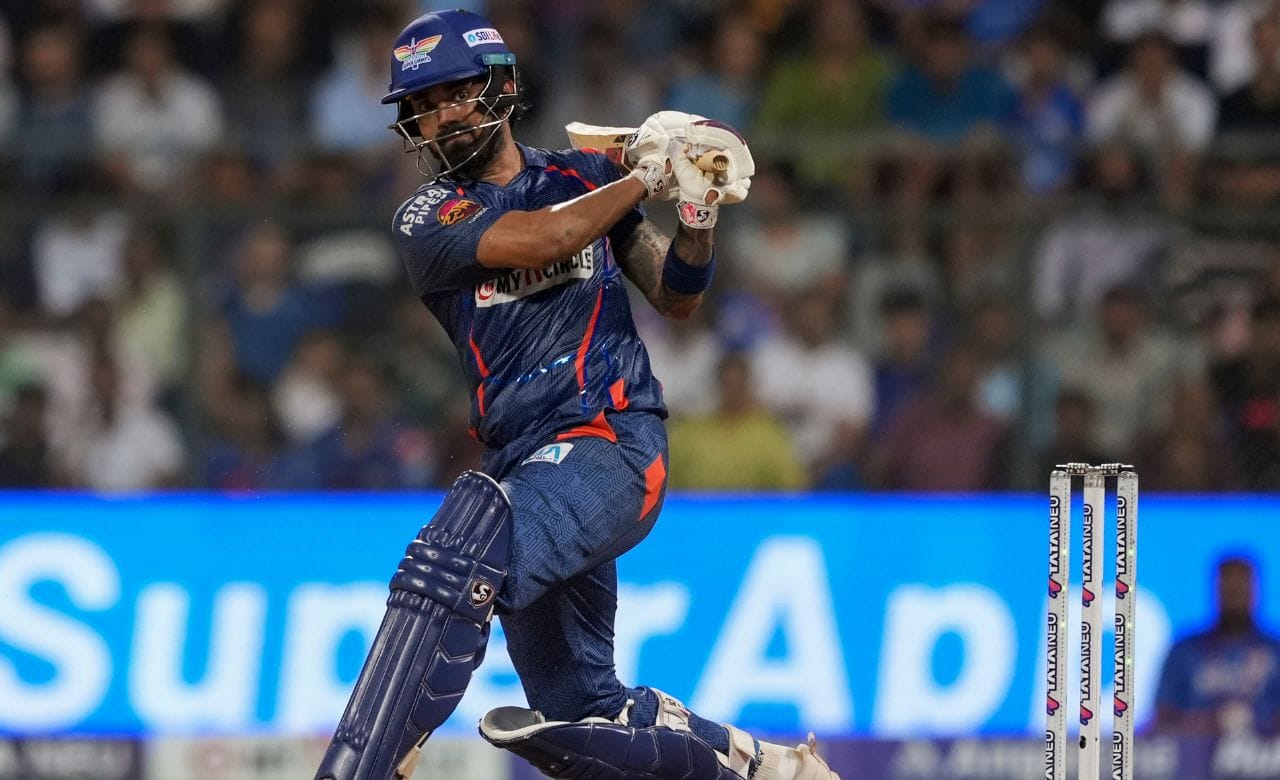 പേഴ്സിൽ 55 കോടി മാത്രം ബാക്കിയുള്ളതിനാൽ രാഹുലിനെ ടീമിലെത്തിക്കുന്നത് എളുപ്പമാവില്ലെന്നും, താരത്തിനായി ടീം ഉയർന്ന തുക ചെലവാക്കില്ലെന്നും ആകാശ് ചോപ്ര കൂട്ടിച്ചേർത്തു. (Image Credits: PTI)