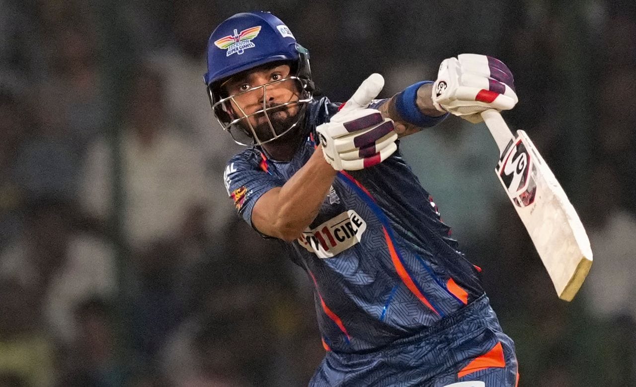 ലഖ്നൗ സൂപ്പര് ജയന്റ്സ് താരലേലത്തോട് അനുബന്ധിച്ച് നിലനിർത്തിയ താരങ്ങളുടെ പട്ടികയിൽ രാഹുൽ ഉണ്ടായിരുന്നില്ല. ടീം മാനേജ്മെന്റുമായുള്ള അഭിപ്രായ വ്യത്യാസങ്ങളെ തുടർന്ന് കരാർ പുതുക്കാൻ താത്പര്യമില്ലെന്ന് താരം അറിയിക്കുകയായിരുന്നു. (Image Credits: PTI)