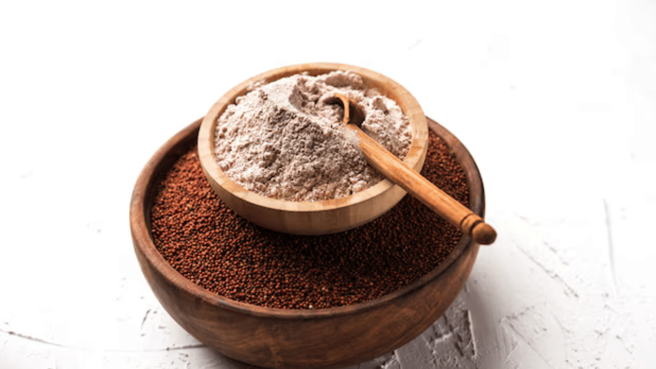 റാഗിയിൽ അടങ്ങിയിരിക്കുന്ന നാരുകൾ ഉയർന്ന കൊളസ്ട്രോൾ സാധ്യത കുറയ്ക്കുകയും ട്രൈഗ്ലിസറൈഡിൻ്റെ അളവ് കുറയ്ക്കാൻ സഹായിക്കുകയുെ ചെയ്യുന്നു. റാഗിയിലെ ഫിനോളിക് സംയുക്തങ്ങൾ ചർമ്മത്തിന് തിളക്കം നൽകാനും മുഖത്തെ ചുളിവുകൾ കുറയ്ക്കുന്നതിനും ചർമ്മം സുന്ദരമാക്കാനും സഹായകമാണ്. (Image Credits: Freepik)