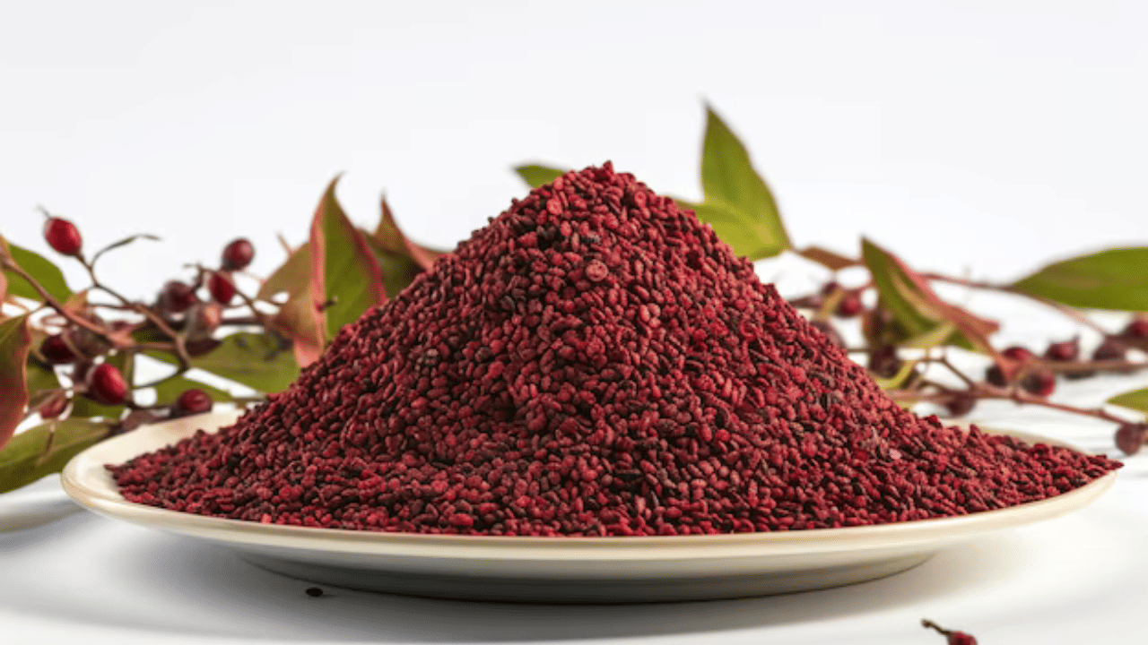 റാഗി ഗ്ലൂറ്റൻ രഹിതവും ഉയർന്ന ഭക്ഷണ നാരുകളുള്ളതുമായ ഭക്ഷണമാണ്. കൂടാതെ, റാഗിയിൽ ജിഐയുടെ അളവ് വളരെ കുറവാണ്. രക്തത്തിലെ പഞ്ചസാരയുടെ അളവ് നിയന്ത്രിക്കാൻ റാഗി സഹായിക്കുമെന്നാണ് പല പഠനങ്ങളും പറയുന്നത്. കൂടാതെ ക്യാൻസർ സാധ്യത കുറയ്ക്കാൻ സഹായിക്കുന്ന കാൻസർ വിരുദ്ധ ഗുണങ്ങൾ റാഗിയിൽ അടങ്ങിയിട്ടുണ്ട്. റാഗിയിലെ ആൻ്റിഓക്സിഡൻ്റ് കാൻസർ കോശങ്ങളുടെ വളർച്ചയെയും തടസ്സപ്പെടുത്തുന്നു. (Image Credits: Freepik)