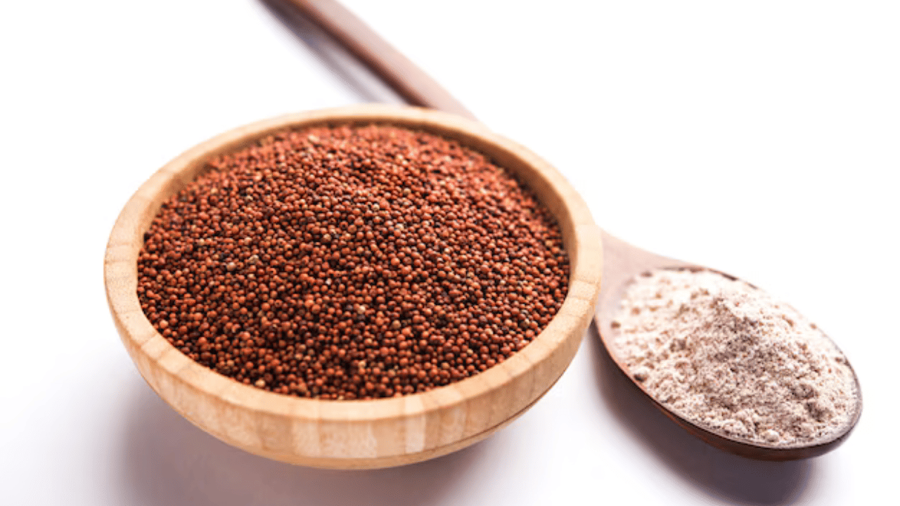 റാഗിയിൽ കാൽസ്യം, സിങ്ക്, ഫോസ്ഫറസ് തുടങ്ങിയ ധാതുക്കൾ ധാരാളം അടങ്ങിയിട്ടുണ്ട്. കുട്ടിക്കാലം മുതൽക്കേ കുഞ്ഞുങ്ങൾക്ക് റാഗി കൊടുക്കുന്നത് എല്ലുകളെ ബലമുള്ളതാക്കാൻ സഹായിക്കുകയും ഭാവിയിൽ ഓസ്റ്റിയോപൊറോസിസ് സാധ്യത കുറയ്ക്കുകയും ചെയ്യുമെന്നാണ് ആരോഗ്യ വിദഗ്ധർ പറയുന്നത്. (Image Credits: Freepik)