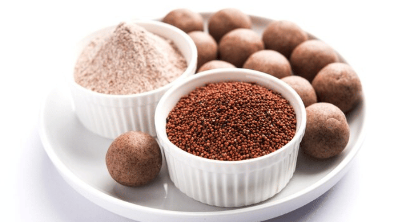 കാൽസ്യം, വിറ്റാമിനുകൾ, നാരുകൾ എന്നിവ അടങ്ങിയ റാഗി പലതരത്തിലുള്ള രോഗങ്ങളിൽ നിന്ന് നിങ്ങളെ അകറ്റി നിർത്തുന്നു. ക്യാൻസർ സാധ്യത കുറയ്ക്കുന്നതിന് റാഗി മികച്ചൊരു ഭക്ഷണമാണെന്നാണ് പഠനങ്ങൾ പറയുന്നത്. ശരീരത്തിലെ എല്ലുകളെ ശക്തിപ്പെടുത്തുന്നതിന് റാഗി മികച്ചൊരു മാർഗമാണ്. (Image Credits: Freepik)