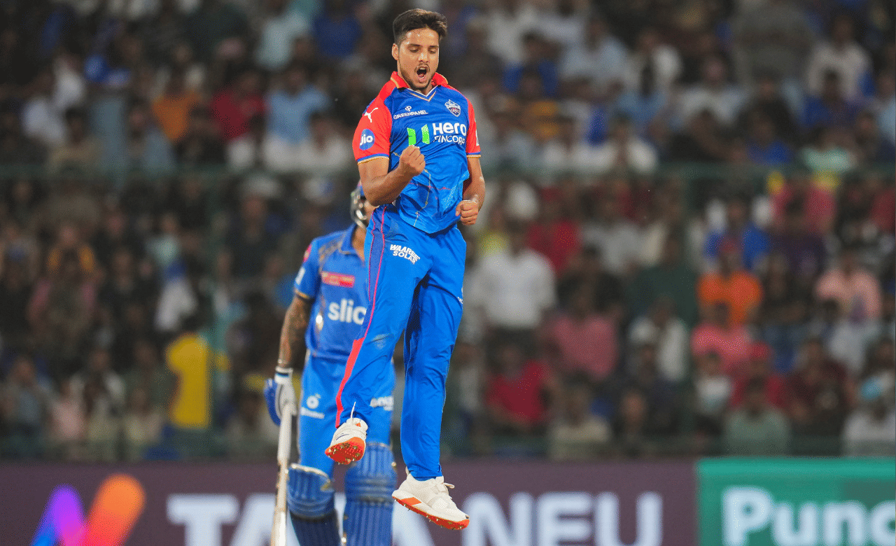 അണ്ക്യാപ്പ്ഡ് താരമായാണ് ഐപിഎൽ താരലേലത്തിന് റാസിഖ് സലാം എത്തിയത്. 30 ലക്ഷം രൂപയായിരുന്നു അടിസ്ഥാന വില. ആര്സിബിയും ഹൈദരാബാദുമാണ് റാസിഖിനായി ആദ്യം ലേലം വിളിച്ചത്. പിന്നാലെ ആർടിഎമ്മുമായി ഡല്ഹി ക്യാപിറ്റല്സുമെത്തി. (Image Credits: PTI)