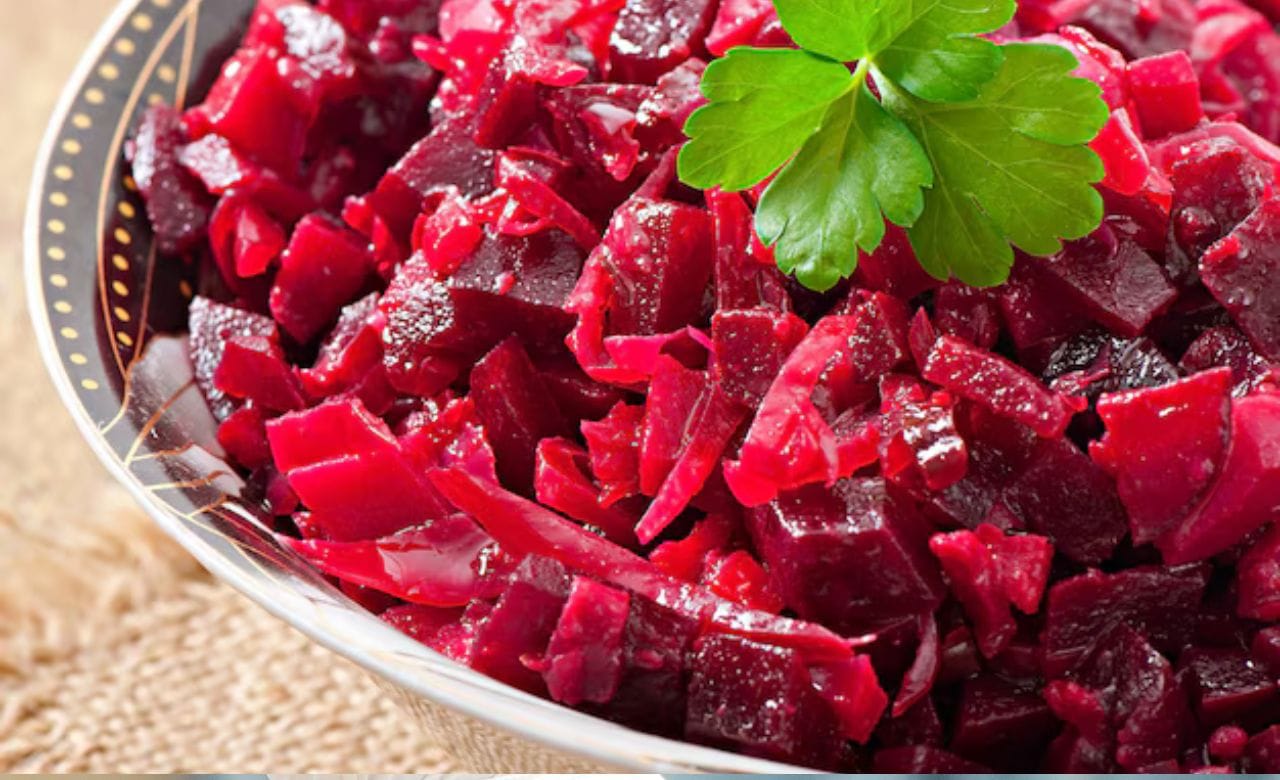 നടി ആലിയ ഭട്ട് തനിക്കിഷ്ടപ്പെട്ട ആരോഗ്യകരമായ പാചക റെസിപ്പികൾ യൂട്യൂബ് ചാനലിലൂടെ പങ്കുവയ്‌ക്കാറുണ്ട്. ആരാധകരും ഇൻഫ്ളുവൻസർമാരും ഏറ്റെടുത്ത ഒന്നാണ് ബീറ്റ്റൂട്ട് സാലഡ്. (Image Credits: Freepik)