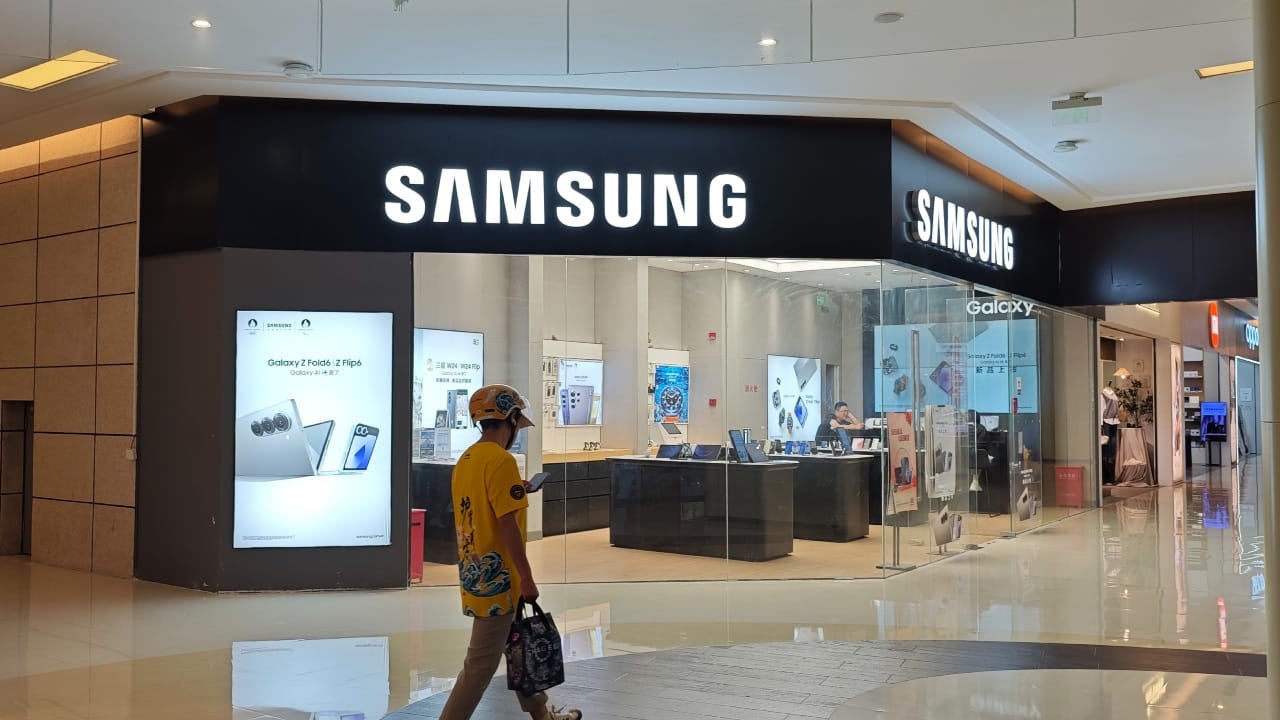 സാംസങ് ഗ്യാലക്സി സീരീസിലെ ഏറ്റവും പുതിയ സ്മാർട്ട്ഫോൺ സാംസങ് എസ്25 ഉടനെത്തുമെന്ന് റിപ്പോർട്ട്. 2025 ജനുവരിയിൽ തന്നെ എസ് 25 സീരീസ് അവതരിപ്പിക്കപ്പെടുമെന്നാണ് റിപ്പോർട്ടുകൾ. എസ് 25, എസ് 25+, എസ് 25 അൾട്ര എന്നിവയ്ക്കൊപ്പം എസ്25 സ്ലിം എന്ന പുതിയ മോഡൽ കൂടി ഉണ്ടാവും. (Image Credits - Getty Images)