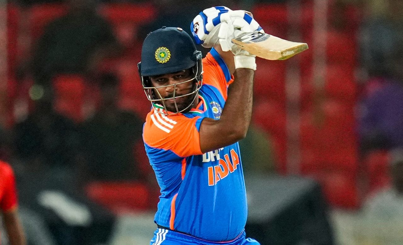 ദക്ഷിണാഫ്രിക്കൻ പരമ്പരയിലെ രണ്ട് സെഞ്ച്വറികളുടെ തിളക്കവുമായി മടങ്ങിയെത്തിയ സ‍ഞ്ജു സാംസൺ കേരളത്തെ നയിക്കും. ഈ മാസം 23-ന് ആരംഭിക്കുന്ന സയ്യിദ് മുഷ്താഖ് അലി ടി20 ക്രിക്കറ്റ് ടൂർണമെന്റിൽ കേരളാ ടീമിന്റെ ക്യാപ്റ്റനായി സഞ്ജുവിനെ പ്രഖ്യാപിച്ചു.  (Image Credits: PTI)