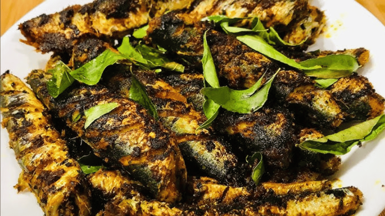 കുറച്ചു പച്ചമുളകും നടുകേ കീറി മത്തിയിൽ ഇടുക. ഒരു പാനിൽ വെളിച്ചെണ്ണ ഒഴിച്ച് ചൂടാകുമ്പോൾ മത്തി ഇട്ട് തിരിച്ചും മറിച്ചും നന്നായി വേവിച്ച് എടുക്കുക. നടുകീറിയ പച്ചമുളകും, കറിവേപ്പിലയും കൂടി ഇട്ടു കൊടുക്കാവുന്നതാണ്. എല്ലാം കൂടി പൊരിച്ചെടുത്തു ചൂടോടെ ചോറിനൊപ്പം വിളമ്പുക. (Image Credits: Social Media)