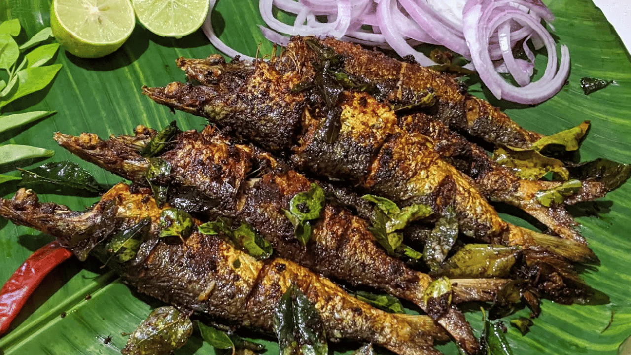 മത്തി നന്നായി വൃത്തിയാക്കിയതിനു ശേഷം വരഞ്ഞ് മാറ്റിവയ്ക്കുക. പച്ച കുരുമുളക്, വെളുത്തുള്ളി, കറിവേപ്പില, ഇഞ്ചി, ചെറിയ ഉള്ളി, എട്ട് പച്ചമുളക്, മല്ലിപ്പൊടി, മഞ്ഞൾപ്പൊടി, പെരുംജീരകം, ഉപ്പ്, 1 ടേബിൾസ്പൂൺ വെളിച്ചെണ്ണ, നാരങ്ങാനീര് എന്നിവ നന്നായി അരച്ച് വൃത്തിയാക്കിയ മത്തിയിൽ നന്നായി തേച്ചു പിടിപ്പിക്കുക. (Image Credits: Social Media)