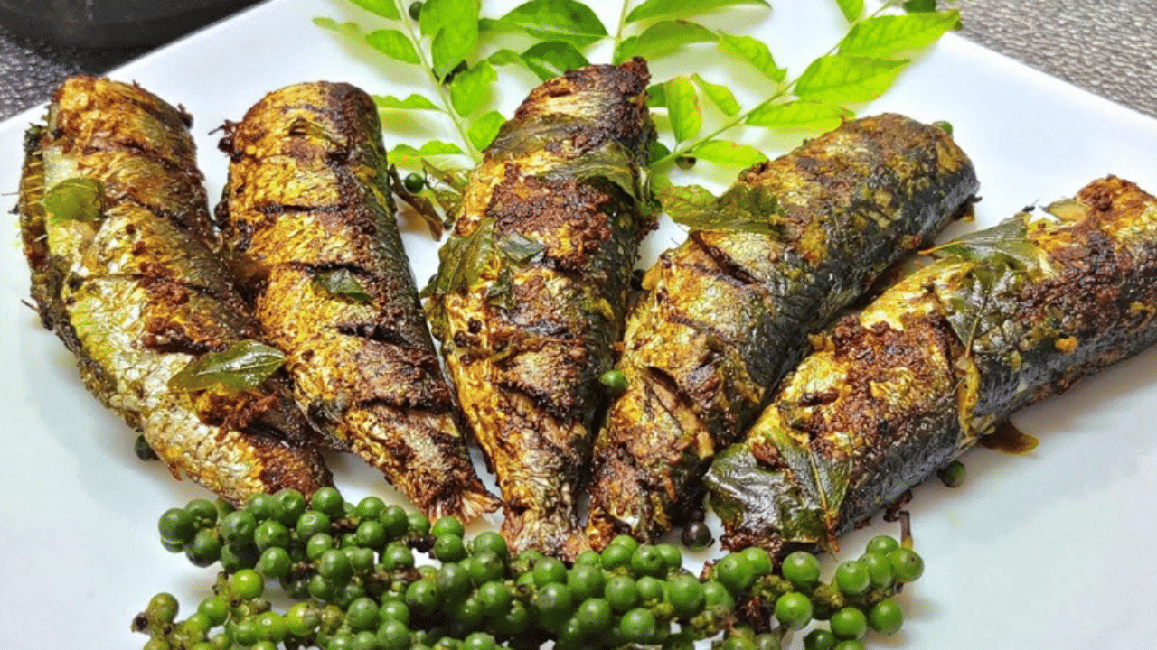 ആവശ്യ സാധനങ്ങൾ ഇവ: ചെറിയ മത്തി – അര കിലോ, പച്ച കുരുമുളക് – 1 ടേബിൾസ്പൂൺ, വെളുത്തുള്ളി – അല്ലി, കറിവേപ്പില – കുറച്ചു, ഇഞ്ചി – ഒരു ചെറിയ കഷ്ണം, ചെറിയ ഉള്ളി – 12, പച്ചമുളക് – 8+8, മല്ലിപ്പൊടി – 1 1/2 ടീസ്പൂൺ, മഞ്ഞൾപ്പൊടി – 1/2 ടീസ്പൂൺ, പെരും ജീരകം – 1 ടീസ്പൂൺ, ഉപ്പ് – ആവശ്യത്തിന്, വെളിച്ചെണ്ണ- 1 ടേബിൾസ്പൂൺ + വറുക്കാൻ ആവശ്യത്തിന്, നാരങ്ങാനീര് – 1 ടേബിൾസ്പൂൺ. (Image Credits: Social Media)