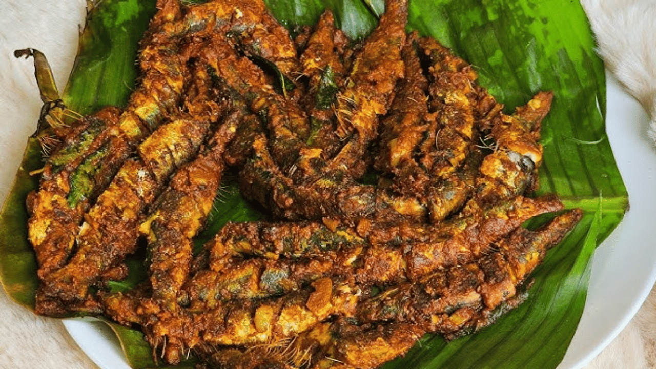 മത്തിക്കറിയായാലും മത്തി വറുത്തതും ആയാലും മലയാളികൾക്ക് ഏറെ പ്രിയങ്കരമാണ്. മത്തി പൊരിച്ചത് എന്ന് കേൾക്കുമ്പോൾ തന്നെ വായിൽ കപ്പലോടും... ഉച്ചക്ക് ഊണിന് മത്തി പൊരിച്ചത് എങ്ങനെ ഉണ്ടാക്കാം എന്ന് നോക്കാം. (Image Credits: Social Media)