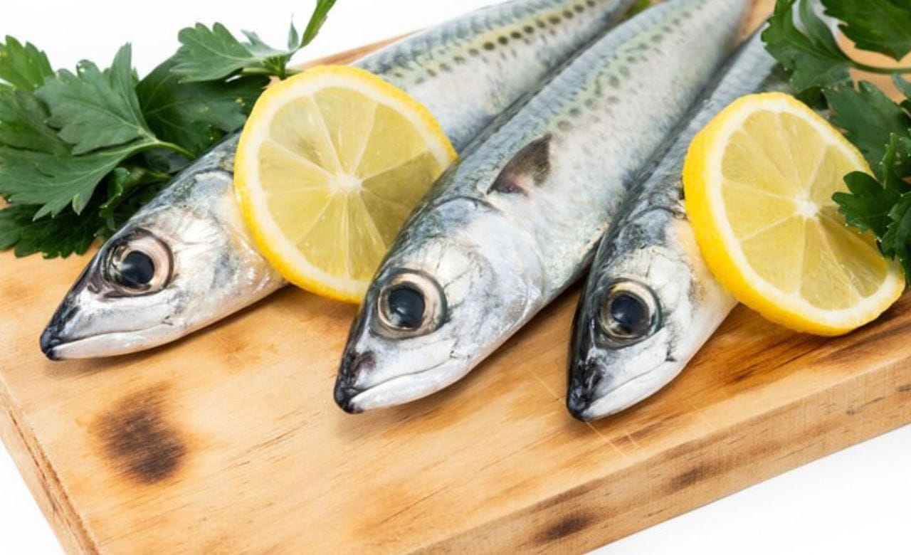 മലയാളികളുടെ ഇഷ്ട മത്സ്യമാണ് മത്തി/ചാള. മത്തി മുളകിട്ടതും അച്ചറും വറുത്തതുമോക്കെയായി നിരവധി വിഭവങ്ങൾ നാം തയ്യാറാക്കാറുണ്ട്.   അത്തരത്തിൽ ഒരു മത്തി പീര വറ്റിച്ചത് തയ്യാറാക്കിയാലോ? വളരെ എളുപ്പത്തിൽ തയ്യാറാക്കാൻ കഴിയുന്ന ഒരു വിഭവമാണിത്. (Image Credits: Freepik)