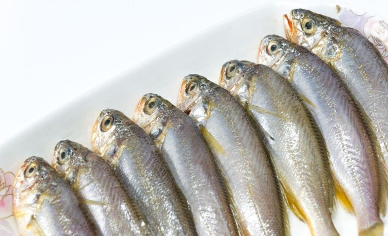 ചട്ടിയിൽ വെളിച്ചെണ്ണ ചൂടാക്കി കടുക് പൊട്ടിക്കുക. അതിന് ശേഷം ഇഞ്ചി, വെളുത്തുള്ളി, ചെറിയ ഉള്ളി, കറിവേപ്പില, പച്ചമുളക്, മഞ്ഞപ്പൊടി എന്നിവ മൂപ്പിച്ചെടുക്കുക. ഇതിലേക്ക് ചിരവിയ തേങ്ങ ചേർത്ത് ഇളക്കുക. കുടംപുളി ചേർത്ത് ഒന്നിളക്കി അടച്ച് വെയ്ക്കുക. (Image Credits: Freepik)