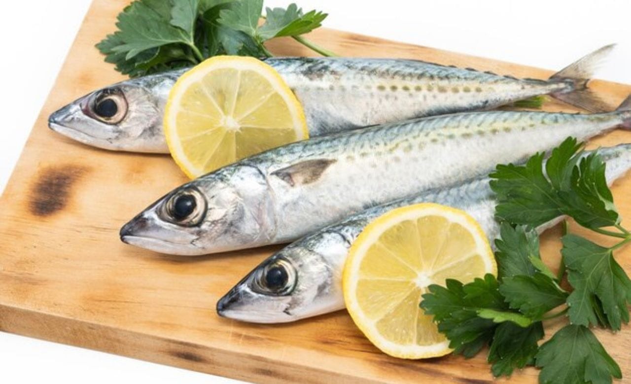 ഒരു മിനുറ്റിന് ശേഷം ഇതിലേക്ക് കഴുകി വൃത്തിയാക്കി വച്ചിരിക്കുന്ന മത്തി ചേർക്കാം. ശേഷം ആവശ്യത്തിന് ഉപ്പും കാൽകപ്പ് വെള്ളവും ചേർത്ത് ഒന്നിളക്കി അടച്ച് വെയ്ക്കാം. (Image Credits: Freepik)