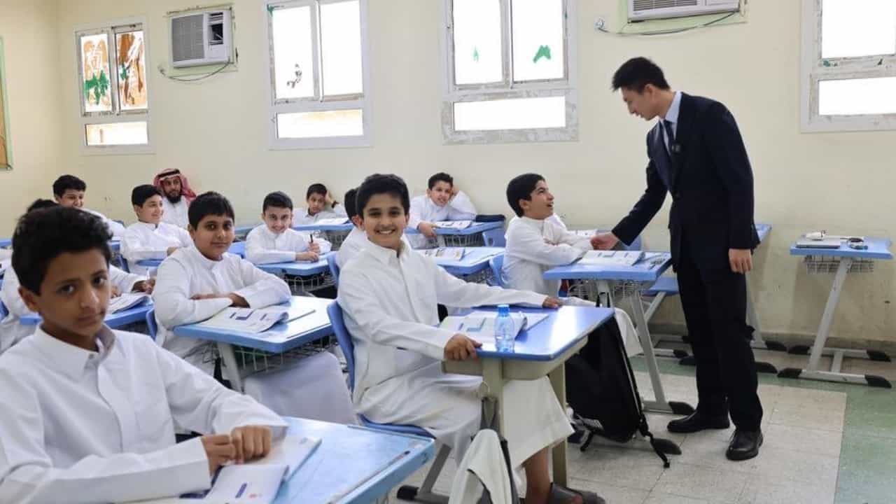 Saudi Arabia : അധ്യാപകർക്ക് ലൈസൻസ് നിർബന്ധമാക്കി സൗദി അറേബ്യ; നിബന്ധനകളിൽ ഇളവ് Saudi Arabia : അധ്യാപകർക്ക് ലൈസൻസ് നിർബന്ധമാക്കി സൗദി അറേബ്യ; നിബന്ധനകളിൽ ഇളവ്