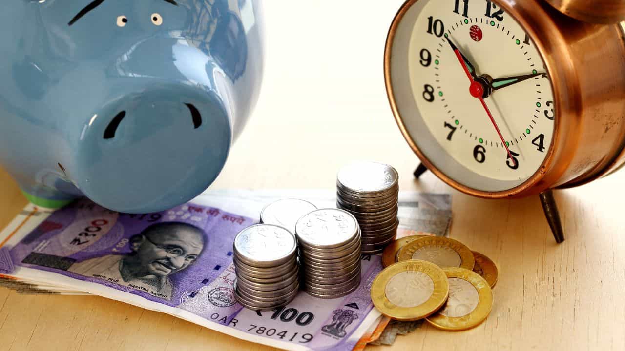 Investment Options For Senior Citizens: റിട്ടയര്മെന്റിനെ കുറിച്ചോര്ത്ത് വിഷമിക്കേണ്ടാ; വരുമാനം കണ്ടെത്താന് ഈ വഴികള് നോക്കാം Investment Options For Senior Citizens: റിട്ടയര്മെന്റിനെ കുറിച്ചോര്ത്ത് വിഷമിക്കേണ്ടാ; വരുമാനം കണ്ടെത്താന് ഈ വഴികള് നോക്കാം