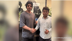 Shah Rukh Khan: ഒരുനോക്ക് കാണാൻ… വീടിനു മുന്നിൽ കാത്തിരുന്നത് 95 ദിവസം; ആരാധകനെ ചേർത്ത് നിർത്തി ഷാരൂഖ്