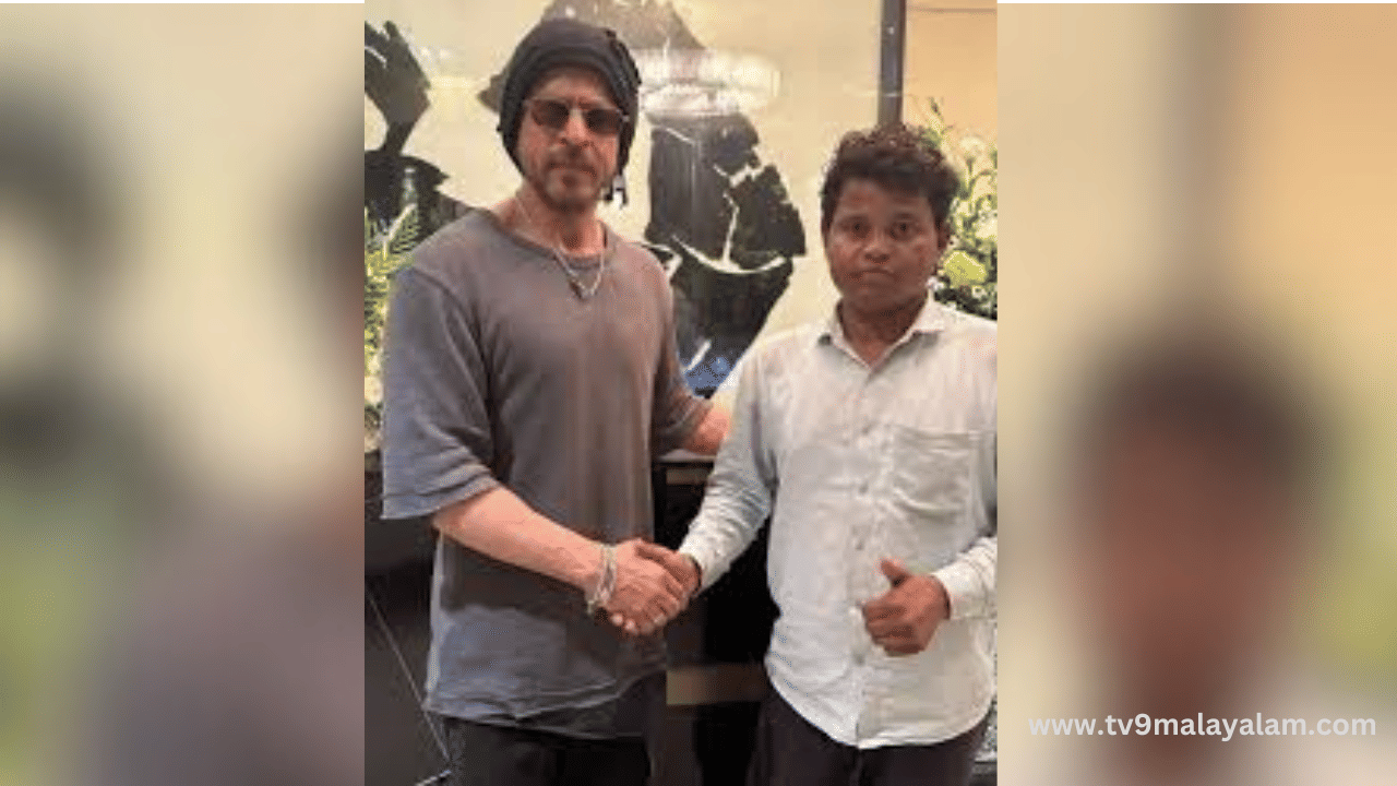 Shah Rukh Khan: ഒരുനോക്ക് കാണാൻ... വീടിനു മുന്നിൽ കാത്തിരുന്നത് 95 ദിവസം; ആരാധകനെ ചേർത്ത് നിർത്തി ഷാരൂഖ്