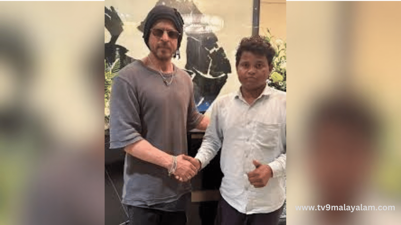 Shah Rukh Khan: ഒരുനോക്ക് കാണാൻ... വീടിനു മുന്നിൽ കാത്തിരുന്നത് 95 ദിവസം; ആരാധകനെ ചേർത്ത് നിർത്തി ഷാരൂഖ്