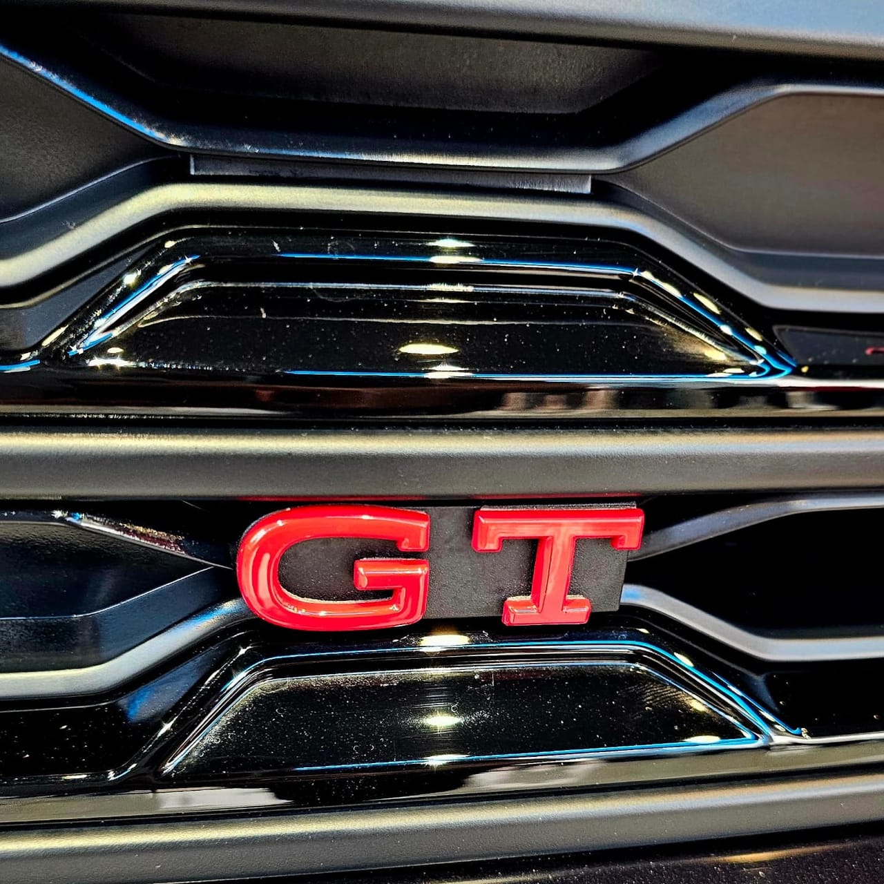 ഫോക്സ്വാഗണിൻ്റെ എസ് യു വി കാറായ ടൈഗൺ ജിടിയാണ് ശ്യാം സ്വന്തമാക്കിയത്. 1.5 ലിറ്റർ ജിടി ഡിഎസ്ജിയാണ് താരത്തിൻ്റെ കാർ. ശ്യാം തന്നെയാണ് തൻ്റെ സ്വപ്ന സാക്ഷാത്കാരത്തെ തുടർന്ന് സോഷ്യൽ മീഡിയയിലൂടെ അറിയിച്ചിരിക്കുന്നത്. (Image Courtesy : Shyam Mohan Facebook)