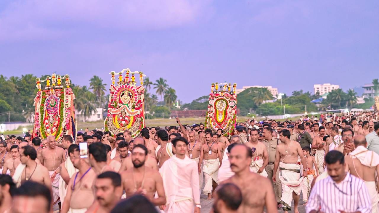 വള്ളക്കടവിൽ നിന്ന് വിമാനത്താവളത്തിനകത്തു കൂടിയാണ് ഘോഷയാത്ര പോകുന്നതും മടങ്ങുന്നതും. ഇതുകൊണ്ടു തന്നെ തിരുവനന്തപുരം വിമാനത്താവളം അഞ്ച് മണിക്കൂര് അടച്ചിട്ടു. ആറാട്ട് ഘോഷയാത്ര കടന്നുപോകുന്നതുവരെ വിമാനത്താവളം അടച്ചിട്ടു. ഇതുകാരണം ഉച്ച തിരിഞ്ഞുള്ള ഫ്ലൈറ്റുകളുടെ സമയം പുനഃക്രമീകരിച്ചിരുന്നു. (image credits: socialmedia)