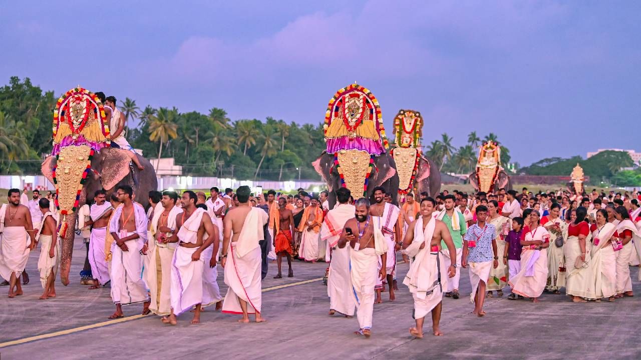 തിരുവല്ലം ശ്രീപരശുരാമസ്വാമി ക്ഷേത്രം, വടുവൊത്ത് മഹാവിഷ്ണുക്ഷേത്രം, അരകത്ത് ദേവിക്ഷേത്രം, പാൽക്കുളങ്ങര ചെറിയ ഉദേശ്വരം മഹാവിഷ്ണുക്ഷേത്രം എന്നിവിടങ്ങളിൽ നിന്നുള്ള ആറാട്ട് വിഗ്രഹങ്ങൾ പടിഞ്ഞാറേ നടയിലെത്തുകയും തുടർന്ന് ഘോഷയാത്ര ശംഖുംമുഖത്തേക്ക് നീങ്ങുകയുമാണ്.(image credits: socialmedia)