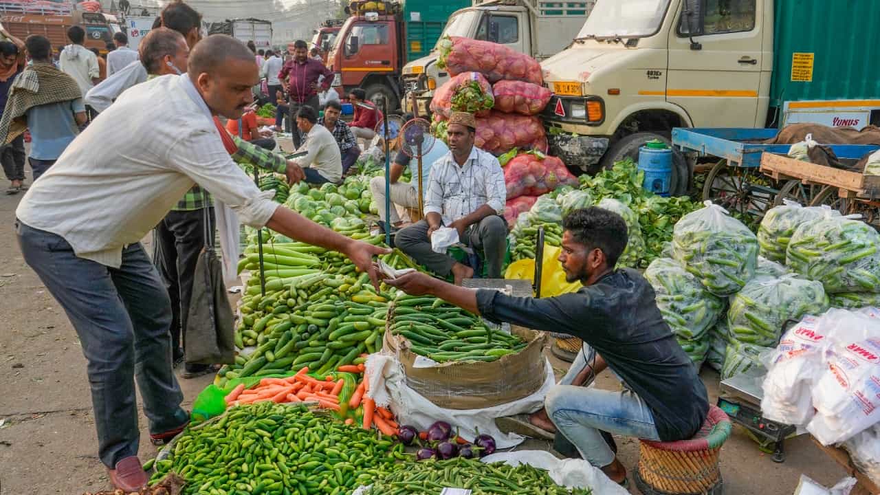 New Delhi : അനധികൃത കുടിയേറ്റക്കാരെ തടയാനെന്ന് വിശദീകരണം; പച്ചക്കറിച്ചന്തയിൽ കച്ചവടക്കാർ പേരും മൊബൈൽ നമ്പരും പ്രദർശിപ്പിക്കണമെന്ന് നിർദ്ദേശം New Delhi : അനധികൃത കുടിയേറ്റക്കാരെ തടയാനെന്ന് വിശദീകരണം; പച്ചക്കറിച്ചന്തയിൽ കച്ചവടക്കാർ പേരും മൊബൈൽ നമ്പരും പ്രദർശിപ്പിക്കണമെന്ന് നിർദ്ദേശം