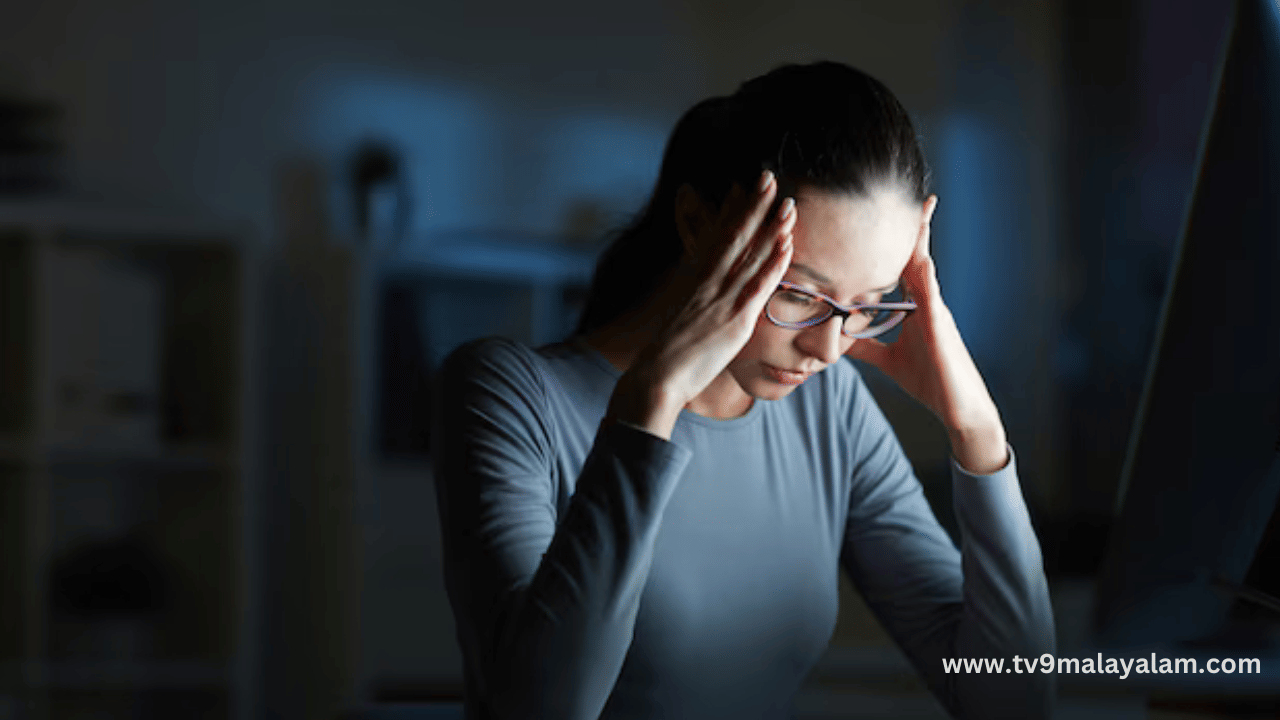 പലരുടെ തിരക്ക് പിടിച്ച ജീവതത്തിൽ ഏറ്റവും കൂടുതൽ അനുവഭിക്കുന്ന ഒന്നാണ് സ്ട്രെസ്. വിവിധ ആരോ​ഗ്യപ്രശ്നങ്ങൾ ഇടയാക്കുന്ന ഒന്നുകൂടിയാണ് സ്ട്രെസ്.  സമ്മർദ്ദം നിയന്ത്രിക്കാൻ തെറാപ്പിക്കും മരുന്നുകൾക്കും പുറമെ ആരോ​ഗ്യകരമായ ഭക്ഷണക്രമവും സഹായിക്കും. സ്ട്രെസ് കുറയ്ക്കാൻ സഹായിക്കുന്ന ‍ഭക്ഷണങ്ങൾ ഏതെല്ലാമെന്ന് നോക്കാം. (Image Credits: Freepik)
