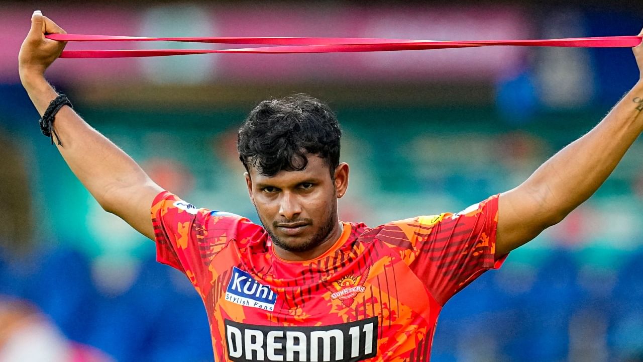 പോയ സീസണുകളിൽ ഒരു നല്ല ഡെത്ത് ബൗളർ ഇല്ലാത്തത് രാജസ്ഥാൻ്റെ സാധ്യതകളെ സാരമായി ബാധിച്ചിരുന്നു. സന്ദീപ് ശർമ്മയ്ക്കൊപ്പം ഡെത്ത് ഓവറിലേക്ക് രാജസ്ഥാൻ റോയൽസ് ടി നടരാജനെ പരിഗണിക്കാൻ സാധ്യതയുണ്ട്. നടരാജൻ രാജസ്ഥാൻ ടീമിൻ്റെ ബാലൻസ് മെച്ചപ്പെടുത്തും. (Image Credits - PTI)
