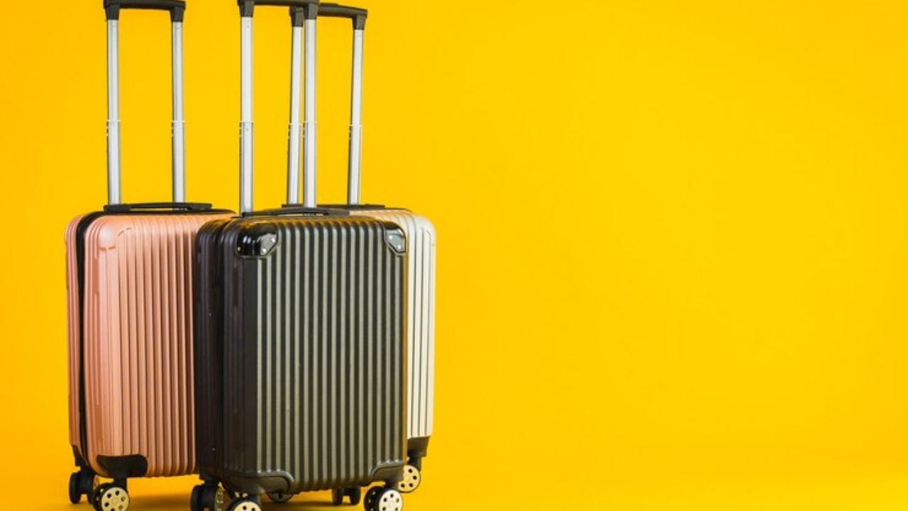 എങ്ങോട്ടെങ്കിലും യാത്ര പോകുമ്പോഴാണ് ട്രോളി ബാഗിന്റെ പ്രയോജനം മനസിലാകുക. ഒരുപാട് ലഗേജുണ്ടെങ്കില്‍ തീര്‍ച്ചയായും ബാഗിന് നല്ല ഭാരവും കാണും. അതുകൊണ്ട് തന്നെ ട്രോളി ബാഗുകളാണെങ്കില്‍ ഭാരം അറിയാതെ രക്ഷപ്പെടാം. എന്നാല്‍ വെറുതെ ഓടിച്ചെന്ന് ട്രോളികള്‍ വാങ്ങിക്കുന്നത് ബുദ്ധിയല്ല. ട്രോളി ബാഗുകള്‍ വാങ്ങിക്കുന്നതിന് മുമ്പ് പല കാര്യങ്ങളും ശ്രദ്ധിക്കേണ്ടതായിട്ടുണ്ട്. (Image Credits: Freepik)