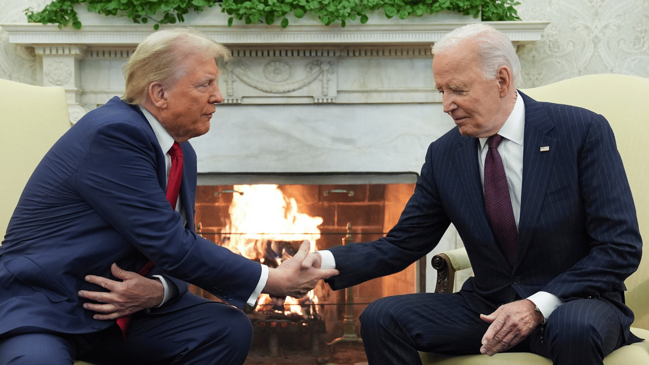 Donald Trump: വൈറ്റ് ഹൗസിലെത്തി ട്രംപ്; സമാധാനപരമായ അധികാര കൈമാറ്റം നടക്കുമെന്ന് ഉറപ്പുനൽകി ബൈഡനും ട്രംപും Donald Trump: വൈറ്റ് ഹൗസിലെത്തി ട്രംപ്; സമാധാനപരമായ അധികാര കൈമാറ്റം നടക്കുമെന്ന് ഉറപ്പുനൽകി ബൈഡനും ട്രംപും