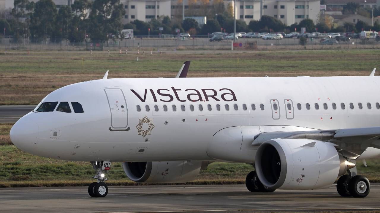Vistara: ആകാശത്ത് വിസ്തരിച്ച് പറക്കാൻ വിസ്താര ഇനിയില്ല: ടിക്കറ്റെടുത്തവർ പെട്ടോ? യാത്ര ഇനി എങ്ങനെ? Vistara: ആകാശത്ത് വിസ്തരിച്ച് പറക്കാൻ വിസ്താര ഇനിയില്ല: ടിക്കറ്റെടുത്തവർ പെട്ടോ? യാത്ര ഇനി എങ്ങനെ?