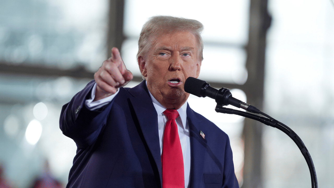 അമേരിക്കൻ പ്രസിഡന്റ് തിരഞ്ഞെടുപ്പിൽ വിജയിച്ചതോടെ ഇനി വൈറ്റ് ഹൗസിൽ നിന്നും അമേരിക്കയെ നയിക്കുക ഡൊണാൾഡ് ട്രംപാണ്. കഴിഞ്ഞ ദിവസമാണ് തിരഞ്ഞെടുപ്പ് ഫലം പുറത്തുവന്നത്. ഔദ്യോഗിക പ്രഖ്യാപനം അടുത്ത വർഷം ജനുവരി 6-നാണ്. ഇതിനു പിന്നാലെ, ട്രംപിന്റെ ഓഫീസിൽ ജോലി ചെയ്യാൻ ആഗ്രഹിക്കുന്നവർക്ക് ഒരു സുവാരണാവസാരം കൂടി വന്നെത്തി. ജോലിക്കായി അപേക്ഷിക്കേണ്ടത് എങ്ങനെയെന്ന് നോക്കാം. (Image Credits: PTI)