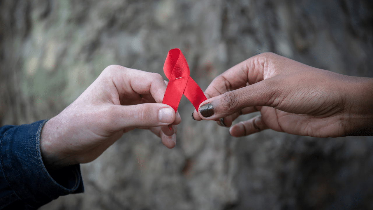 World Aids Day 2024: കോണ്ടം ഉപയോഗിച്ചാൽ എയ്ഡ്സ് തടയാൻ കഴിയുമോ? വിദഗ്ധർ പറയുന്നത് ഇങ്ങനെ World Aids Day 2024: കോണ്ടം ഉപയോഗിച്ചാൽ എയ്ഡ്സ് തടയാൻ കഴിയുമോ? വിദഗ്ധർ പറയുന്നത് ഇങ്ങനെ