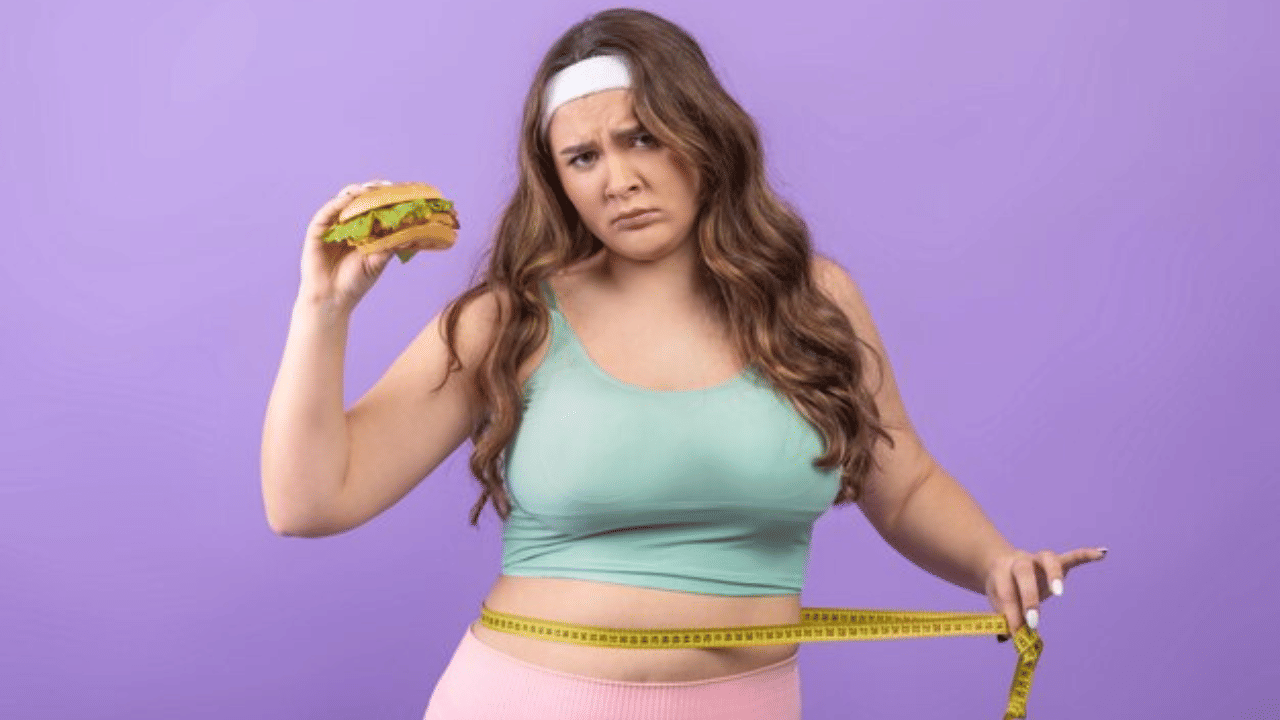 രാവിലെ എഴിന്നേറ്റ് ചെറിയ വർക്കൗട്ടുകൾ ചെയ്യുന്നതിലൂടെ സമ്മർദ്ദം കുറയ്ക്കാനും ശരീരഭാരം വർദ്ധിക്കുന്നത് തടയാനും നല്ലതാണ്. ഉറങ്ങുന്നതിന് മുൻപ് മൊബൈൽ ഫോൺ നോക്കാതിരിക്കാൻ പ്രത്യേകം ശ്രദ്ധിക്കുക. ദിവസവും കുറഞ്ഞത് ഏഴോ എട്ടോ മണിക്കൂറെങ്കിലും ഉറങ്ങാൻ ശ്രമിക്കുക. ശരീരഭാരം നിയന്ത്രിക്കുന്നതിന് നല്ല ഉറക്കം അനിവാര്യമാണ്. (Image Credits: Freepik)