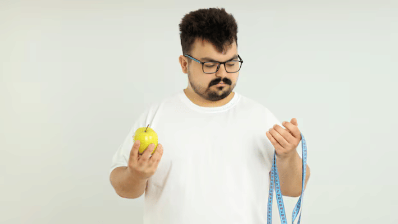 രാത്രി വൈകിയുള്ള ലഘുഭക്ഷണം ഒഴിവാക്കുന്നത് വളരെ നല്ലതാണ്. വൈകി ഭക്ഷണം കഴിക്കുന്നത് ദഹനത്തെ ബാധിക്കുകയും അധിക കലോറി ഉപയോഗം ശരീരഭാരം വർദ്ധിപ്പിക്കാൻ കാരണമാകുകയും ചെയ്യുന്നു. അതുകൊണ്ട് ഉറങ്ങുന്നതിന് രണ്ടോ മൂന്നോ മണിക്കൂർ മുൻപ് ഭക്ഷണം കഴിക്കാൻ പ്രത്യേകം ശ്രദ്ധിക്കണം. ഇത് ആഹാം ദഹനപ്പിക്കാൻ ശരീരത്തിന് പരമാവധി സമയം ലഭിക്കുന്നു. (Image Credits: Freepik)