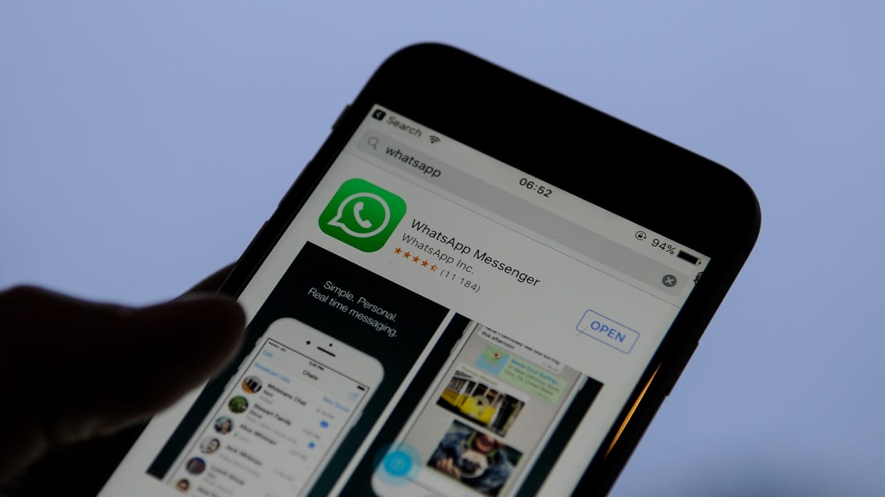 ഫോർവേഡ് മെസേജുകളിൽ പ്രത്യേക ടെക്സ്റ്റ് ഉൾപ്പെടുത്താവുന്ന പുതിയ അപ്ഡേറ്റുമായി വാട്സപ്പ്. ടെക്സ്റ്റോ ഇമേജോ ഡോക്യുമെൻ്റോ തുടങ്ങി എന്ത് ഫോർവേഡ് ചെയ്യുമ്പോഴും പ്രത്യേക ടെസ്റ്റ് ഉൾപ്പെടുത്താമെന്നതാണ് പുതിയ അപ്ഡേറ്റ്. (Image Credits - Getty Images)