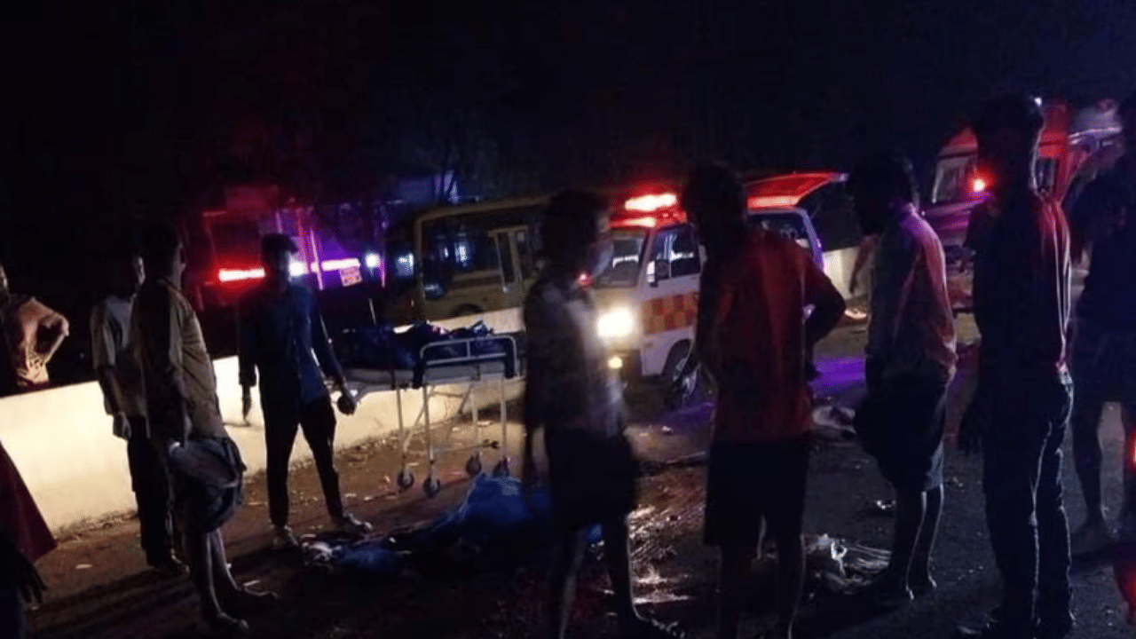 Thrissur Accident: തൃശ്ശൂരിൽ ഉറങ്ങിക്കിടന്നവർക്ക് മേൽ തടിലോറി പാഞ്ഞുകയറി; രണ്ടുകുട്ടികളുൾപ്പെടെ 5 മരണം