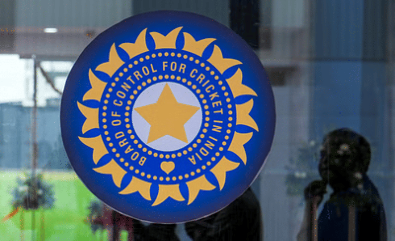 ഇന്ത്യ നിലപാടിൽ ഉറച്ച് നിന്നതോടെയാണ് പാകിസ്താൻ പിടിവാശി ഉപേക്ഷിച്ചത്. ഇന്ത്യയുടെ മത്സരങ്ങൾ ദുബായ്, ഷാർജ എന്നിവിടങ്ങളിലെതെങ്കിലും വേദിയിൽ നടത്താനാണ് തീരുമാനമെന്ന് പിസിബിയെ ഉദ്ധരിച്ച് വാർത്താ ഏജൻസിയായ പിടിഐ റിപ്പോർട്ട് ചെയ്തു. (Image Credits: PTI)